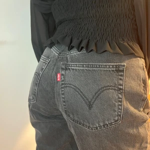 Levis ribcage straight ankle jeans  - Detta plagg har sytts om för att passa min form bättre och kan nu även anändas av nagon som har storlek S. Ändringarna inkluderar insydd midja och justerade sömmar för en mer skräddarsydd passform. W28 L29