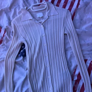 Beige ribbad kofta från H&M - Säljer en snygg beige ribbad kofta från H&M. Den har långa ärmar och knappar hela vägen ner. Perfekt för både vardag och lite finare tillfällen. Supermjuk och bekväm att ha på sig!