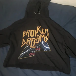 Hoodie - Skön hoodie/sweatshirt med hårdrocks print, kort hoodie och öppna ärmar