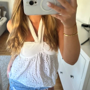 Halterneck zara topp - Så snygg och populär topp från zara! Använd några få gånger utan defekter! 🤍storlek M men skulle säga att den passar XXS-S! ⭐️ svarar på alla prisförslag & frågor! 