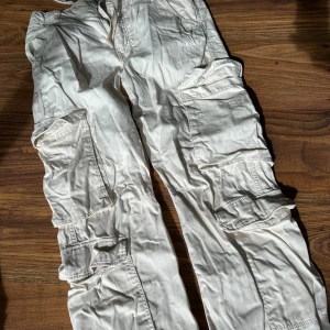 Cargo byxor  - Cargo byxor i fint skick  Ser ganska skrynkliga ut på bilden men dom är super fina på 