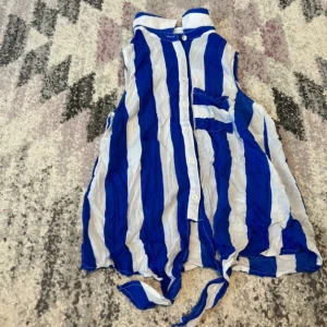 Topp - En randig topp med knappar, från Amisu, storlek XS