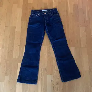 Fina bootcut jeans från Levi’s 🥰 Midjemått rakt över: 33cm  Innerbenslängd: 70cm