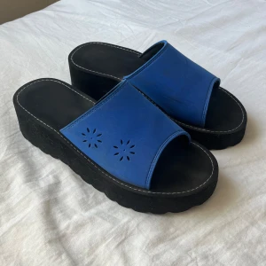 Platåskor - Svarta och blå platåskor i mkt bra skick! 