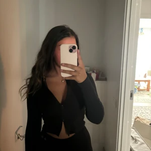 Svart tröja från veromoda - Storlek S, dragkedjan fungerar från båda hållen