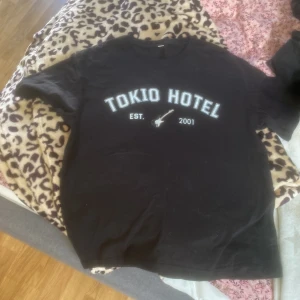 Tokio hotel tröja - Svart tokio hotel tröja med trycket Kaulitz 89 på ryggen och sedan Tokio hotel est 2001 på fram sidans Tröjan är i fint skick eftersom den inte är använd så mycket
