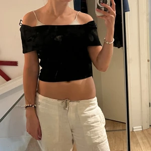 Svart off shoulder topp - Gullig och kort off shoulder topp från Gina Tricot!! Svart och storlek S!! 