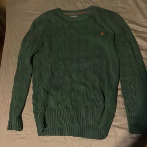 Ralph lauren cable Knit grön 150-160 cm lång - 10/10 knappt använd ralph lauren tröja cable knit som ny helt enkelt, skriv om ni har frågor och priser kan diskuteras
