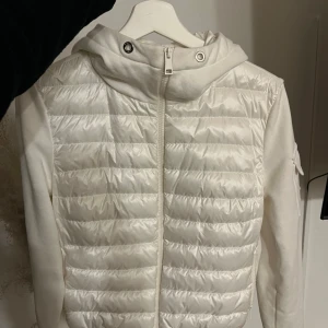 Moncler vit jacka  - Super fin jacka ifrån Moncler, inga defekter knappt använd. Nypris 7000kr. Äkta. Finns snöre till.