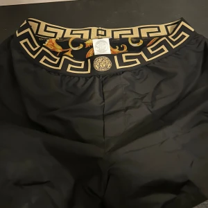 Versace shorts  - Värd 3200kr på nk köpt för 2 månader sen påse, tags,kvitto osv medföljer. Köpte för ha över sommaren använd runt 7-8 gånger. Vuxit lite runt magen nu så sitter tight strlk 6
