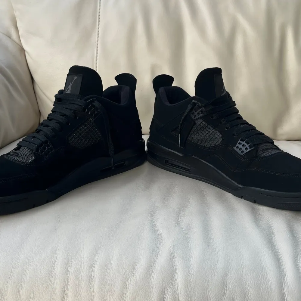 Jordan 4 black cats i bra skick. Använd bara några gånger.   Kartongen, crease skydd, skorna och allt annat är med när du köper skorna!  Verkligen rekommenderar om du vill ha något stiligt och skönt att ha på dig när du går ut.. Skor.