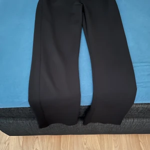 Kostymbyxor - Väldigt fina kostymbyxor som passar perfekt. Byxorna är i bra skick som jag sätt finns inga tydliga täcken på användning. Storlek xs men passar även som S🥰 (priset kan diskuteras)
