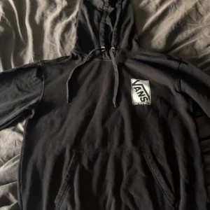 Vans Off The Wall Hoodie - Vans hoodie som inte längre kommer till användning som är i fint skick och väldigt snygg! Storlek M