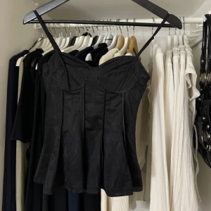 Topp  - Fin topp, bustier liknande. Aldirg använd 