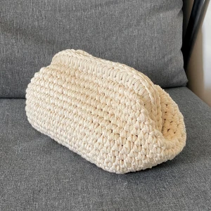 Vit clutch - Handvirkad clutch i återvunnet bomull, innermått ca 22x17cm! Finns fler färger bland mina andra annonser!