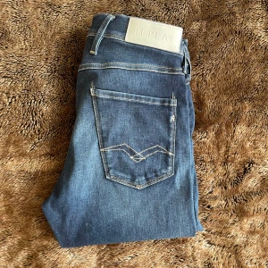 Replay jeans  - Ett par väldigt snygga Replay jeans| Endast använda ett par gånger så skicket är superbra| Modellen är anbass| Skriv gärna om det är något du undrar//Borgströms