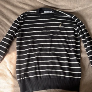 Peak Performance Tröja - Äldre Peak Performance Tröja med äldre logga. Perfekt kondition i svart vit randig färg. 