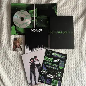 (Re-upload!) SKZ NoEasy album 💚 Allt som ingår finns med på bilderna! Photobooks, 1 Lee Know PC, 1 mini poster, stickers och CD 🫧 120 kr + frakt, tar bara köp nu! 🫶🏽