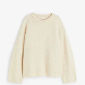 Mohair stickad tröja  - En väldigt gosig tröja från H&m köpte förra året men är i bra skick den är ( lite nopprig) den är varm och mysig nu till hösten du kan även ha tröjan som ja hade i bild två. Storlek: xs men passar alltifrån m-xxs  Nypris: 699  säljer för: 399