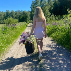 Rosa kortklänning med knyt - jättesöt rosa och vit klänning med dragkedja i storlek xxs men skulle säga xs. Inga defekter💕