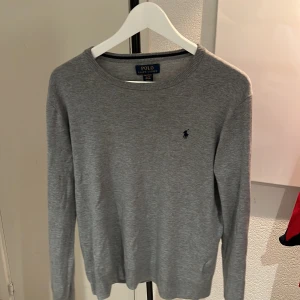Ralph lauren crewneck - Tja, Vi säljer nu en Ralph lauren tröja som är i gott sick. Denna tröja är 18-20 men passar folk som bär storlek S. Om ni har några frågor eller funderingar e de bara och skriva. Priset är int satt i sten.   Mvh ll studios