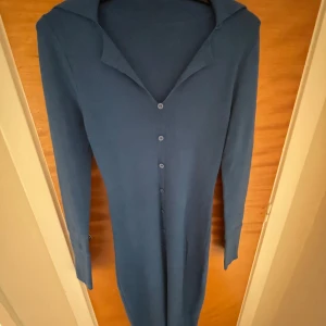 Klänning  - En tajt blå klänning som sitter jätte fint på kroppen i storlek 