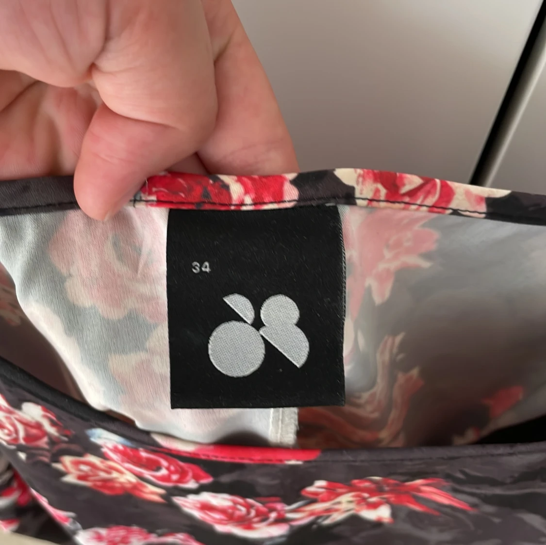 Blommig klänning med smala axelband - 90