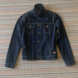 Dickies Jeans-jacka - Jeans-jacka från märket Dickies. Den är inte använd, bara provat den på. Prislappen finns kvar(se bild). Storlek: Small Längd: 65cm Arm ytterlängd: 68cm