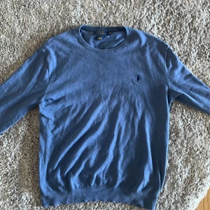 Ralph lauren stickad tröja - Storlek M och passar även till storlek S. Färg blå och säjs till bra pris. Inte trasig eller har fläckar😊