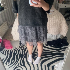 Rutig kjol - Jättefin rutig volangkjol från H&M som inte kommer till användning. Är storlek M men är ganska stretchiga i materialet.