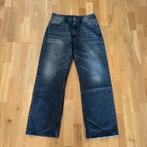 Mörkgrå jeans från Home - Säljer ett par snygga gråa jeans från märket Hope. De har en klassisk femficksdesign och en avslappnad passform. Perfekta för en casual look!