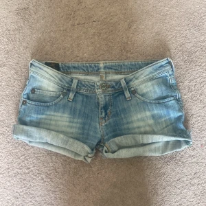 Lågmidjade lee shorts  - använda några gånger så inte slitna hyfsat bra skick 