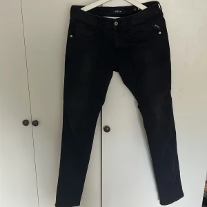 Replay jeans stl: W: 31 L:34 - Säljer nu dessa svarta replay ambass jeansen i stl W:31 L:34. Dem är i princip helt o använda och är i mycket fint skick. Köpta för 1300 kr. Jag är 190 cm  Vid fråga är det bara och skriva. 