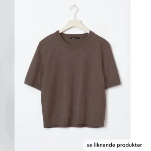 Stickad t-shirt  - Säljer denna då jag inte gillar hur den sitter på mig. Köpte den i juli och har använts två gånger sen dess. Tröjan är som ny. 