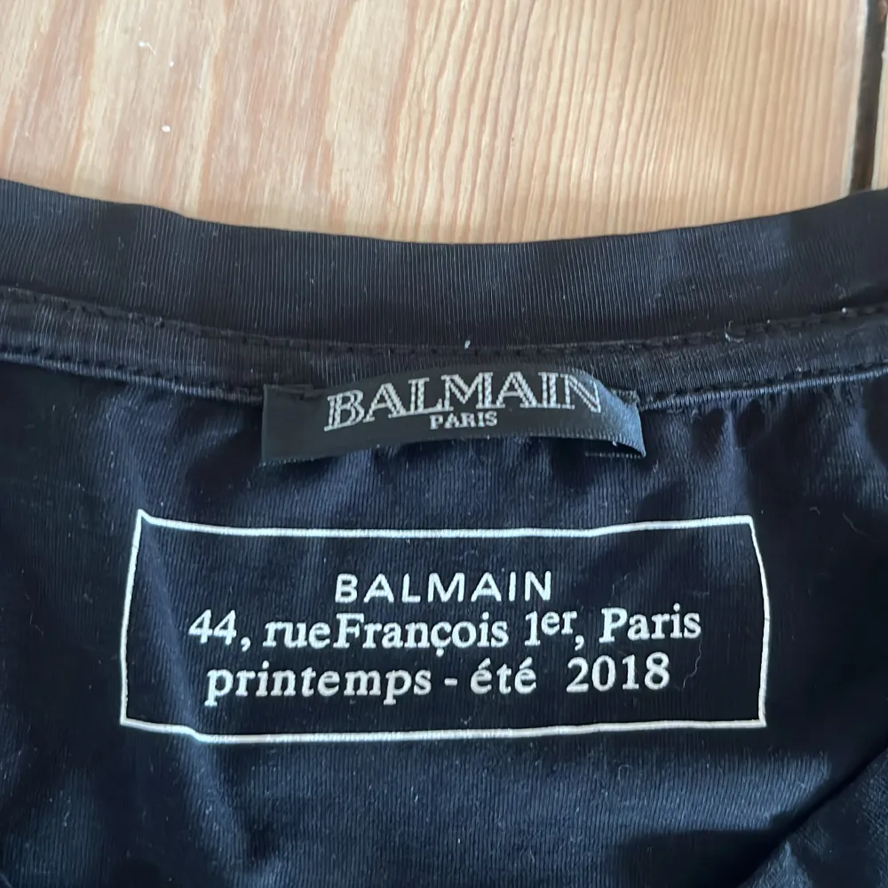 Säljer min balmain tröja för att jag känner att den va för liten, den är i storlek M och den är i väldigt bra skick! . T-shirts.