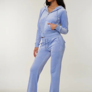 Juciy couture  - Jag säljer mitt Juciy couture sett som är använt sparsamt och är i riktigt bra skick kan skicka fler bilder om de önskas skriv privat för mer info💕