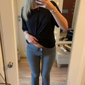 Lågmidjade jeans  - Lågmidjade jeans från ONLY i storlek xs men sitter bra på mig som vanligtvis när s. Endast använda fåtal gånger, köpta för 580kr