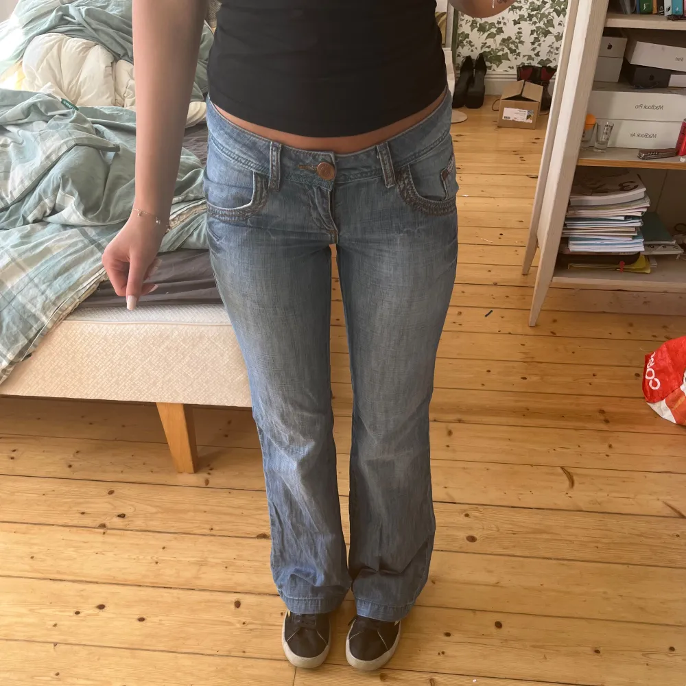 säljer dessa snygga jeans med coola detaljer💗köpta för 600kr💘skriv om du har någon fråga💕 Midjemått: ca 34cm Innerbenslängd: ca 81cm💓. Jeans & Byxor.