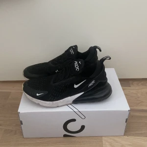 Nike air Max 270 - Svartvita Nike air max i jättebra skick, säljer för jag ej får användning av de längre. Använda några fåtal gånger. Storlek 41. Köpta för 1600. Lådan medföljer. 