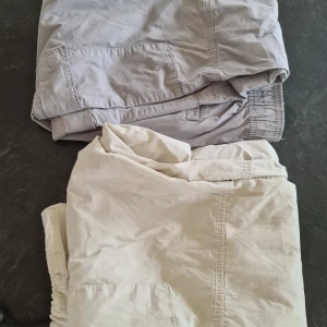 2 par kargobyxor st S - Två stycken kargobyxer som är i storlek small. En grå och en vit/beach aktig färg Köpte båda paren för runt 400 kr på ullared. Säljer dem nu för 80 kr. Du får båda paren när du betalar för 80.