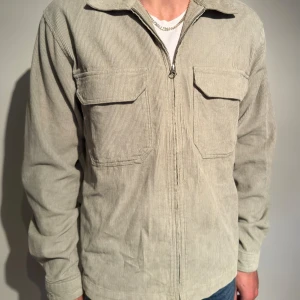 Overshirt - Grön Overshirt i ny skick kanppt använd 