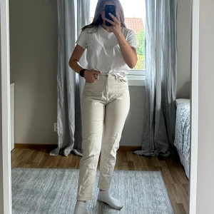 Jeans  - Beiga jeans från H&M i strl 36. Nästan aldrig använda. Köparen står för frakten.  