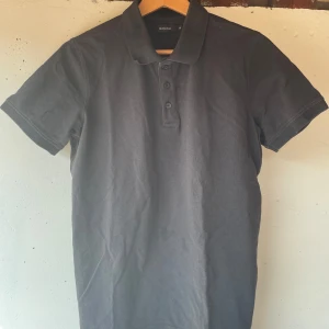 Mantinique polo tröja - Den är medium 