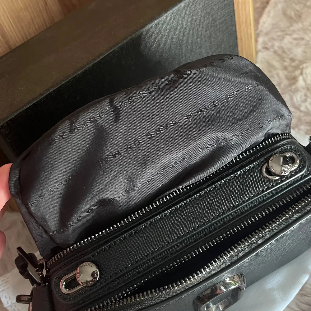 Säljer min Marc jacobs väska som jag köpte ny begagnad, den har tyvärr inte kommit till användning! Super fint skick, inga fläckar eller skavanker. Hel och ren! Använd 2 gånger Medföljer original kartong + dustbag. Asusteet.