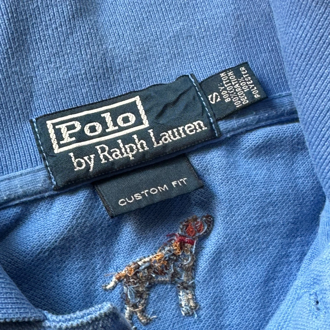 Blå pikétröja med hundmotiv från Polo Ralph Lauren - 91
