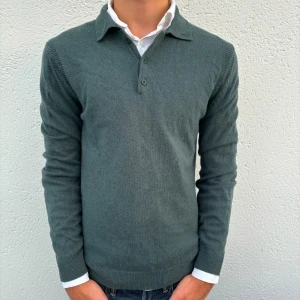 Massimo Dutti Tröja - Mörkgrön Massimo Dutti tröja | Skick: 9/10 | Storlek: M | Nypris: 799kr | Säljer för 379kr | Spårbar frakt via Postnord eller Instabox | Hör av dig vid frågor eller funderingar 