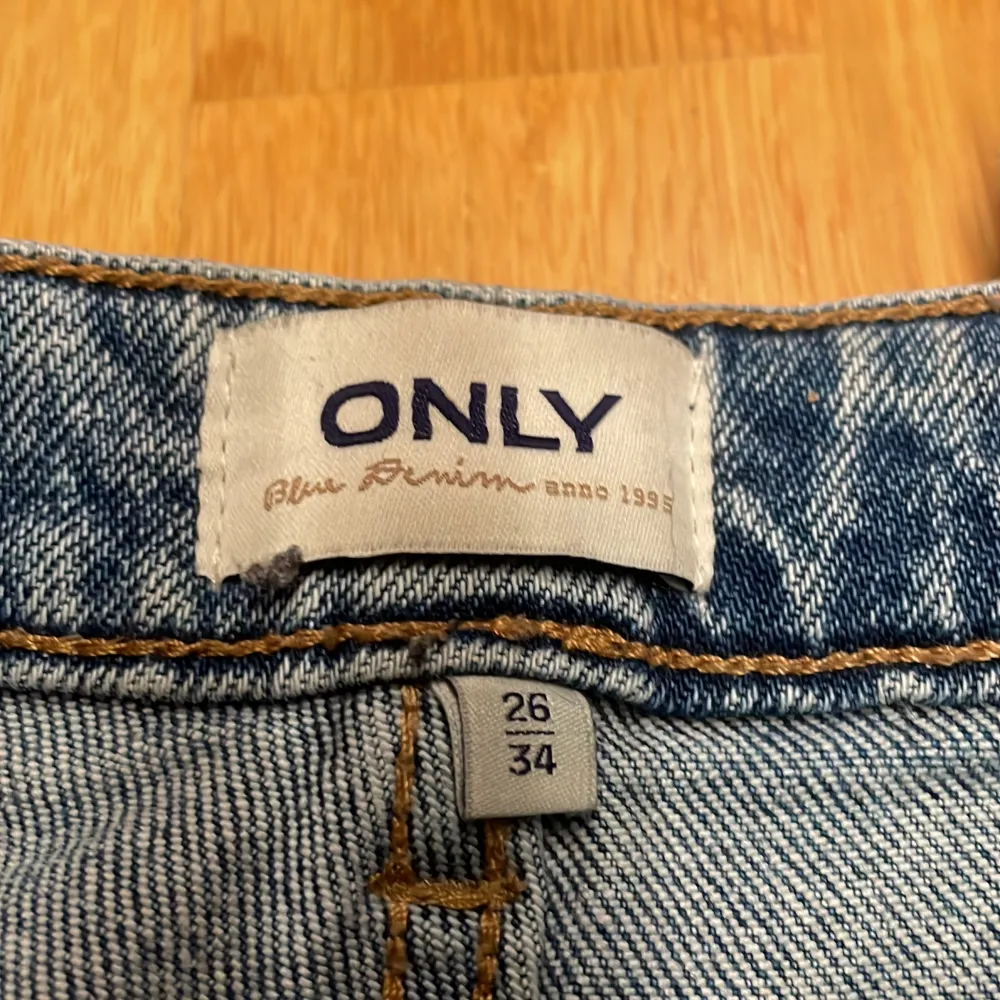 den här är en blå high waist jeans, bra material och passar för de som är runt 160 cm och storlek 34. Har använt ganska många gånger. . Jeans & Byxor.