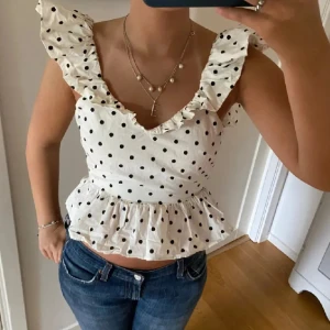 Prickig söt topp - Säljer denna populära prickiga topp, slutsåld på h&m. Köpt på plick därav inte mina bilder förutom sista💓💓 supersöt inga defekter passar flesta storlekar justerbar i ryggen 