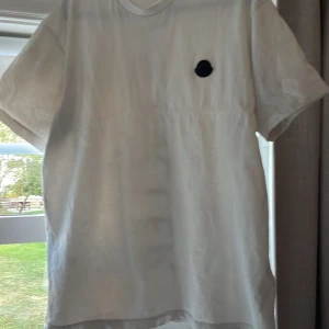 Moncler T-shirt passar s och M - Moncler T-shirt i vit med en fin text bak  M är storleken men passar även S  Pris är ej hugget i sten, kan byta mot Gucci eller ferregamo keps