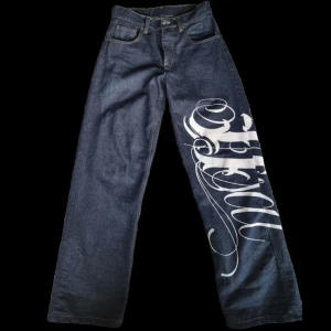 Baggy jeans BSAT - Midjemått tvärs över: 40cm Innerbenslängd: 85 cm Ytterbenslängd: 115 cm   Köpta på plick men säljer då de inte kommer till användning💋 Jeansen har lite slitage längtsnere på baksidan av benen då de är väldigt långa💋